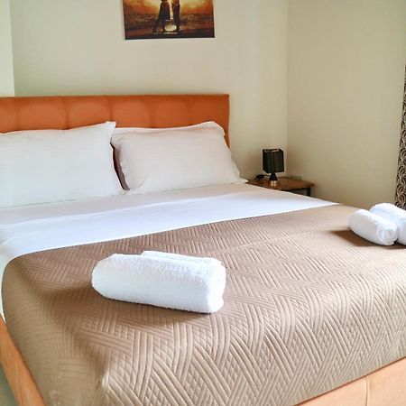 Crown Deluxe Apartments Sarandë Exteriör bild