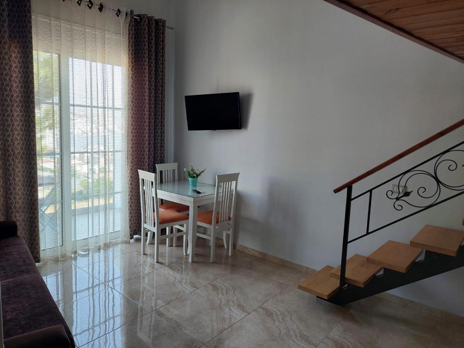 Crown Deluxe Apartments Sarandë Exteriör bild