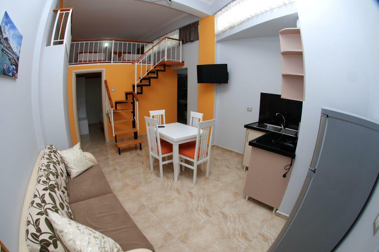 Crown Deluxe Apartments Sarandë Exteriör bild